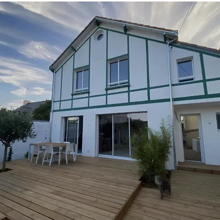 Villa Centre-ville, Proche